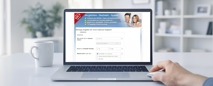 Laptop mit geöffnetem Internet-Tarifrechner, Hand bedient Eingabefelder zum Internetanbieter Vergleich