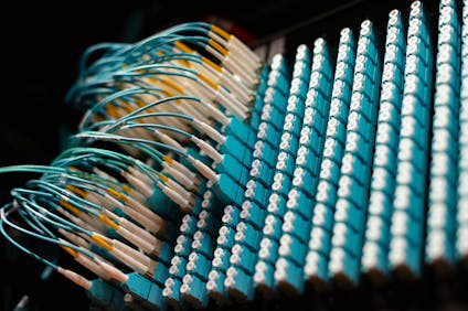 alt="Glasfaser günstiger als DSL"